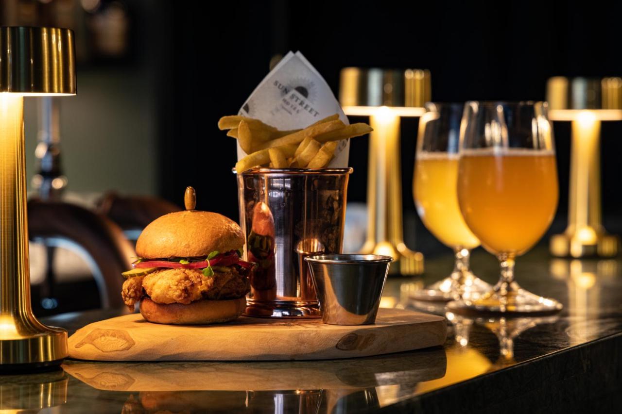 Sun Street Hotel Shoreditch Londra Exterior foto A chicken burger with chips and beer
